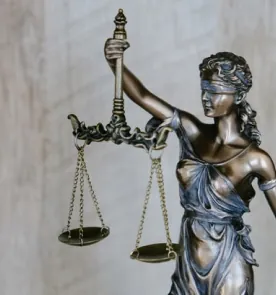 Estátua da Justiça com balança